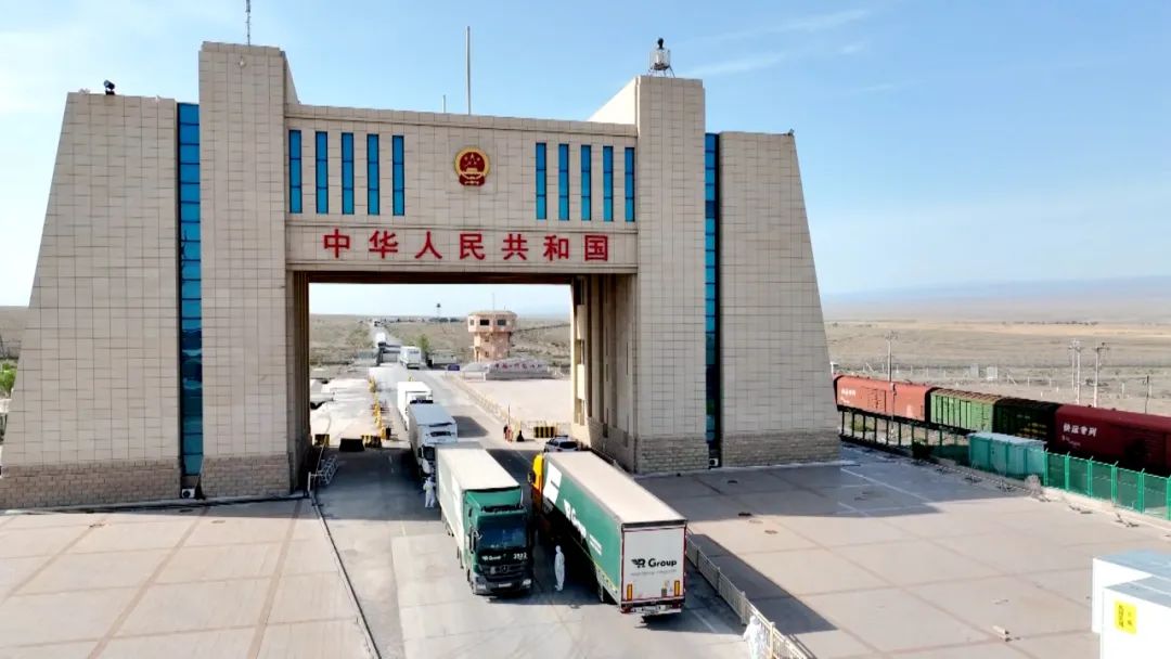 口岸强州踔厉奋发阿拉山口口岸首次实现中哈陆路联运甩挂模式双向运输
