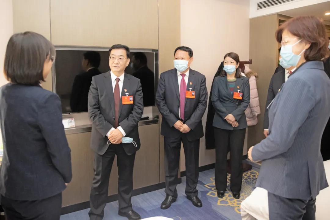 当日,州党委副书记,政法委书记,统战部部长王新革来到艾比湖大酒店