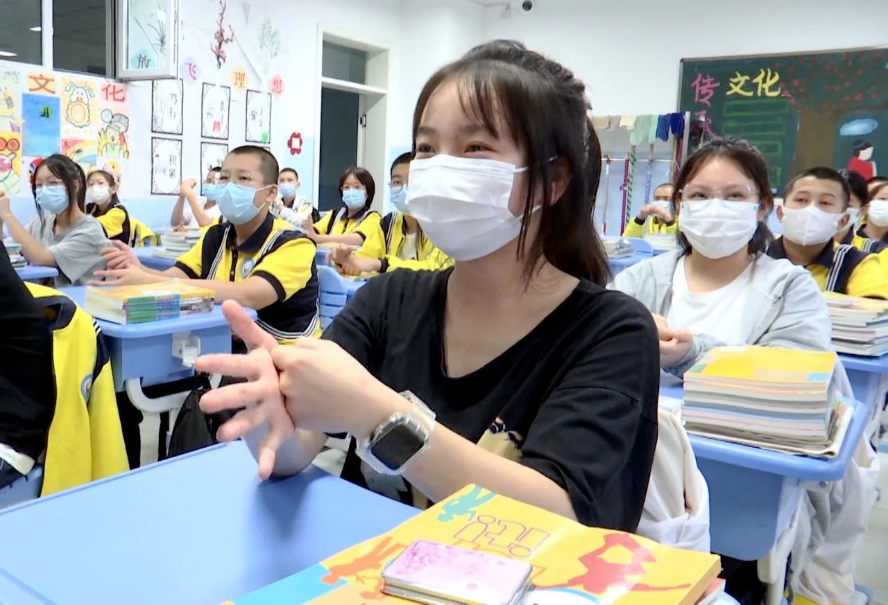 阿拉山口市中学学生有序返校上好开学第一课