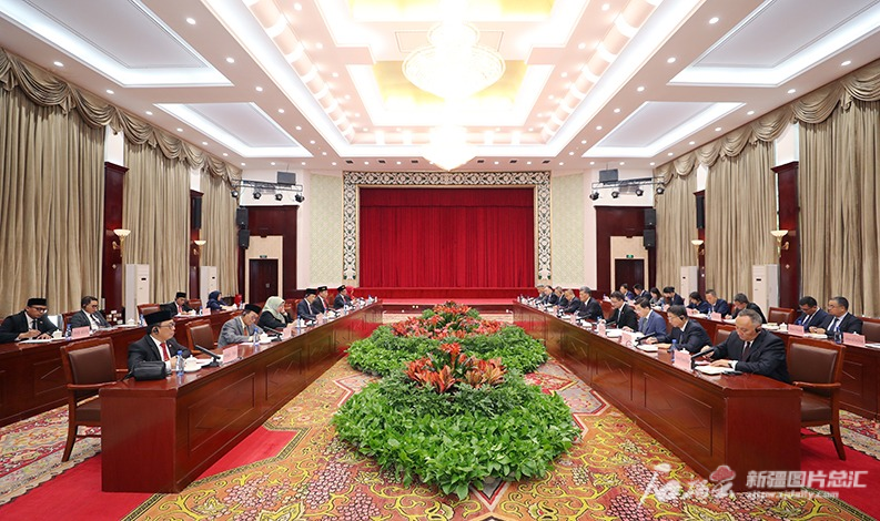 马兴瑞艾尔肯·吐尼亚孜会见印尼伊斯蒂赫拉尔清真寺大伊玛目纳扎鲁丁一行 马兴瑞艾尔肯·吐尼亚孜会见印尼伊斯蒂赫拉尔清真寺大伊玛目纳扎鲁丁一行