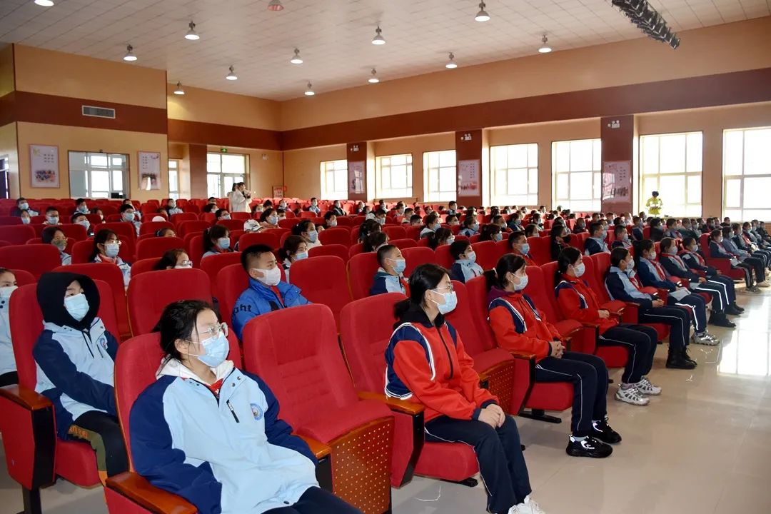 阿拉山口市中学七年级二班学生宋展鹏说:"今天我们学校邀请了交警大队