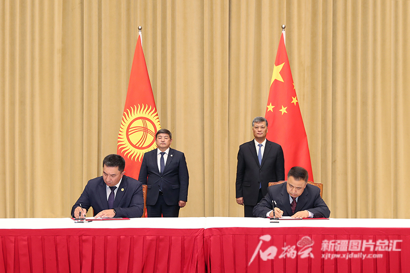 马兴瑞艾尔肯·吐尼亚孜会见吉尔吉斯斯坦总理阿·扎帕罗夫 马兴瑞艾尔肯·吐尼亚孜会见吉尔吉斯斯坦总理阿·扎帕罗夫