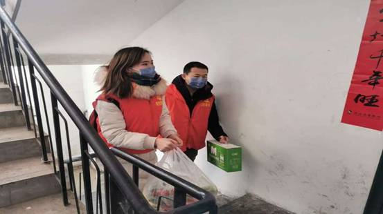 阿拉套社区干部进行入户