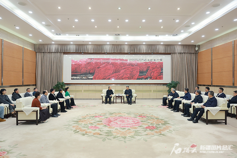 马兴瑞艾尔肯·吐尼亚孜会见新疆文艺界代表 为刘亮程颁发“天山文艺奖·杰出贡献奖” 马兴瑞艾尔肯·吐尼亚孜会见新疆文艺界代表 为刘亮程颁发“天山文艺奖·杰出贡献奖”