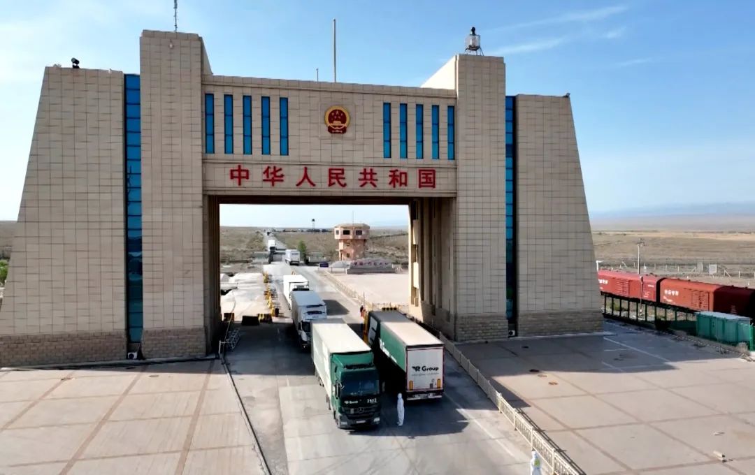 7月11日,一辆满载百货的中方甩挂车驶出阿拉山口口岸国门.