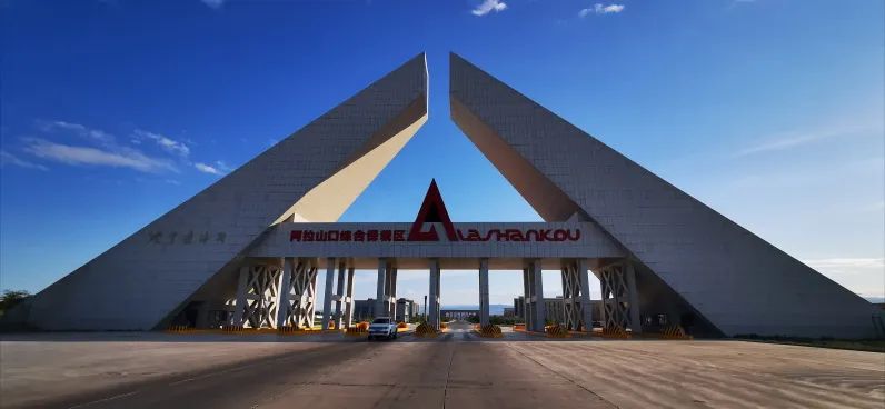 俯瞰阿拉山口市