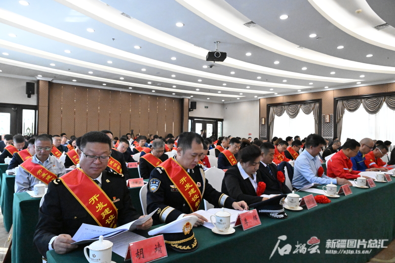 新疆50个集体166名个人获开发建设新疆奖状（章） 100个集体获自治区工人先锋号