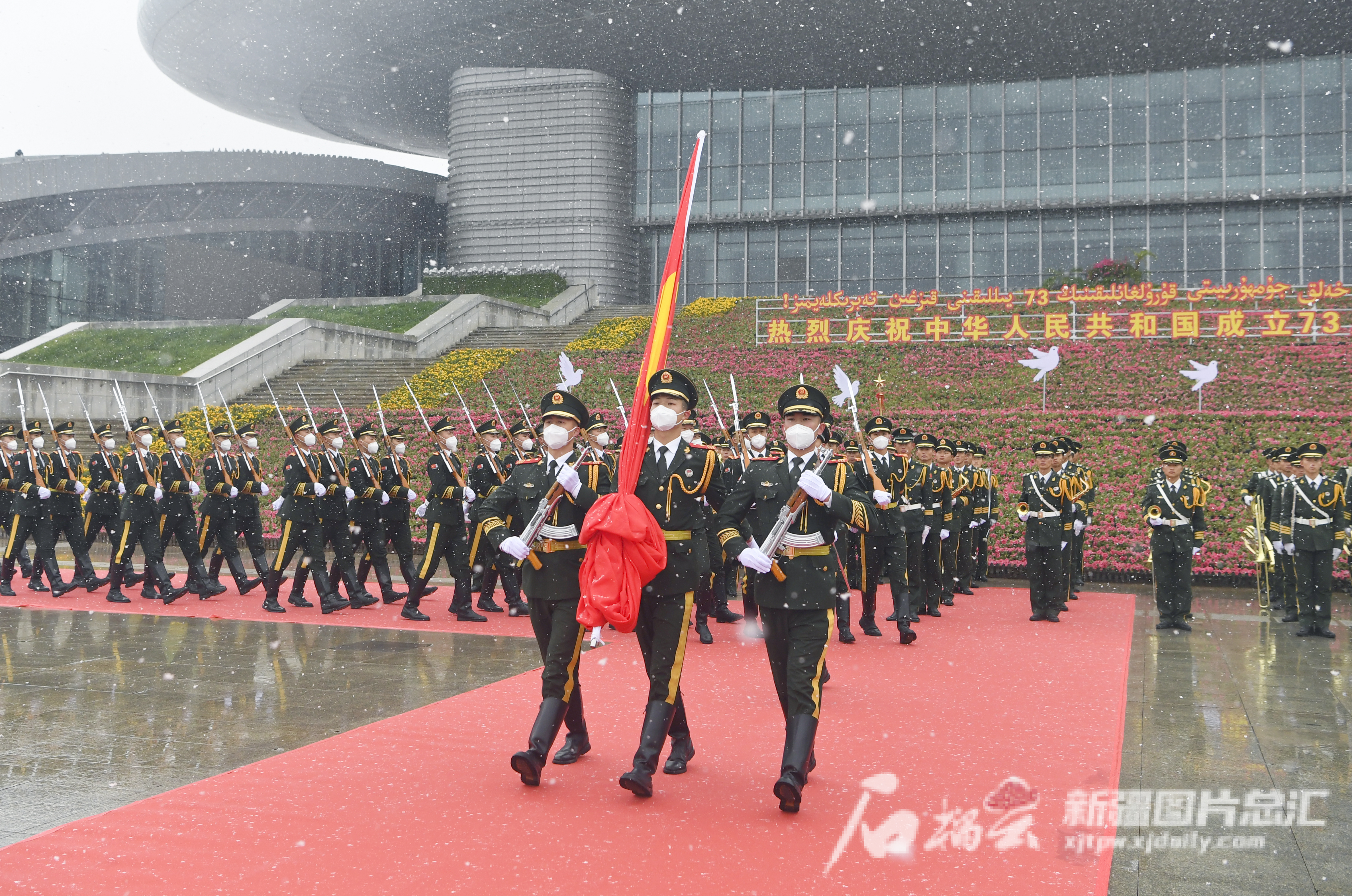 庆祝中华人民共和国成立73周年 自治区隆重举行升国旗仪式 庆祝中华人民共和国成立73周年 自治区隆重举行升国旗仪式