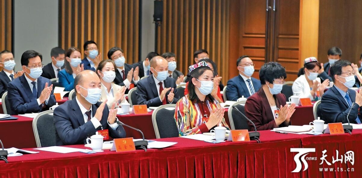 “两个确立”深深写进我们心坎里——新疆代表出席党的二十大开幕会特写 “两个确立”深深写进我们心坎里——新疆代表出席党的二十大开幕会特写
