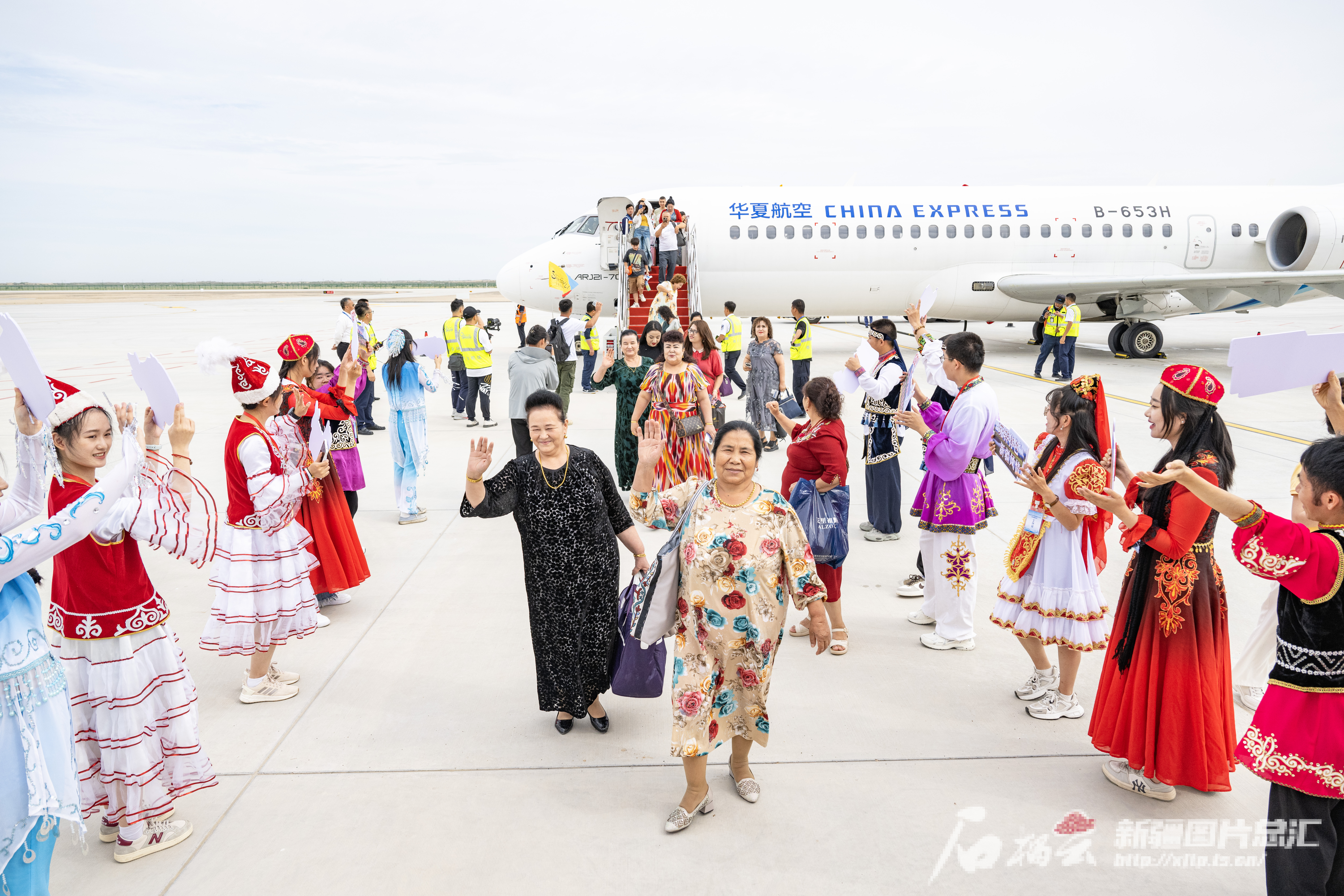 奇台江布拉克机场正式通航 艾尔肯·吐尼亚孜出席首航仪式 奇台江布拉克机场正式通航 艾尔肯·吐尼亚孜出席首航仪式