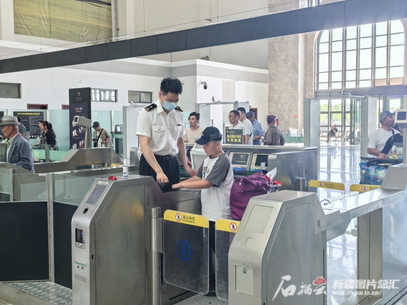 霍尔果斯口岸进出境人次首次破百万