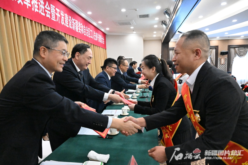 新疆50个集体166名个人获开发建设新疆奖状（章） 100个集体获自治区工人先锋号
