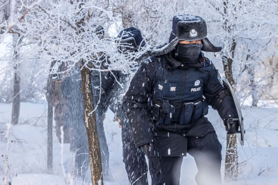 最美的不是此雪而是阿拉山口此警