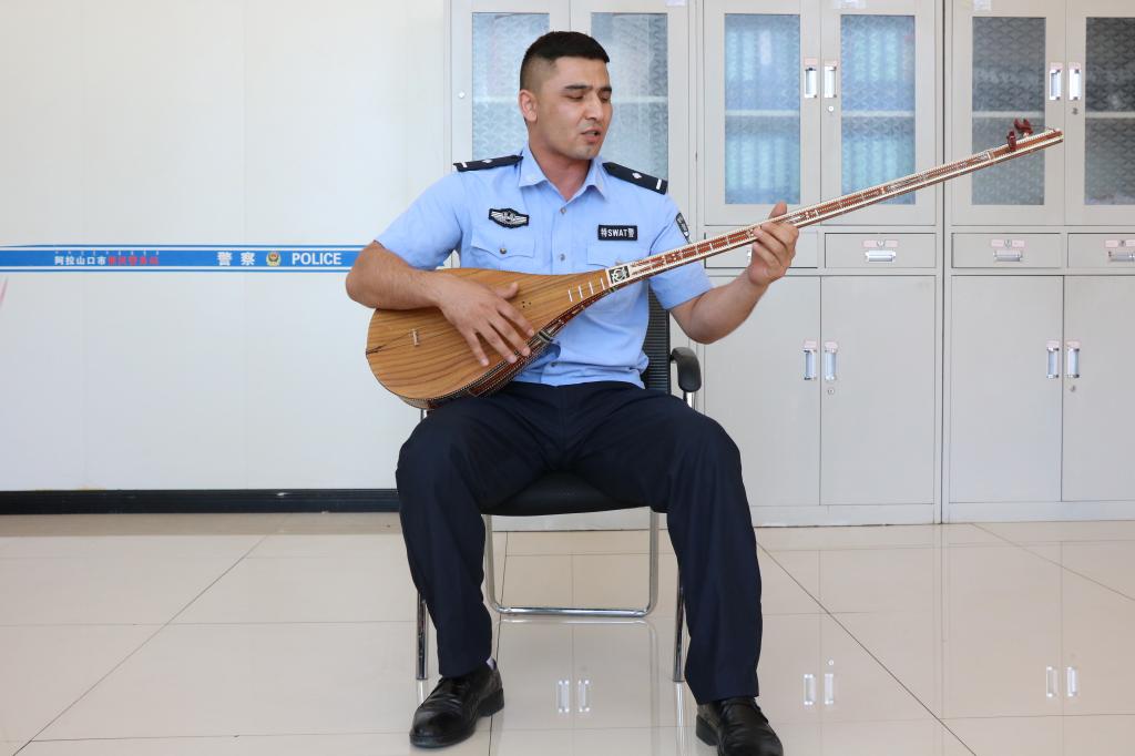 阿拉山口市公安局文艺小分队赴基层一线开展慰问演出