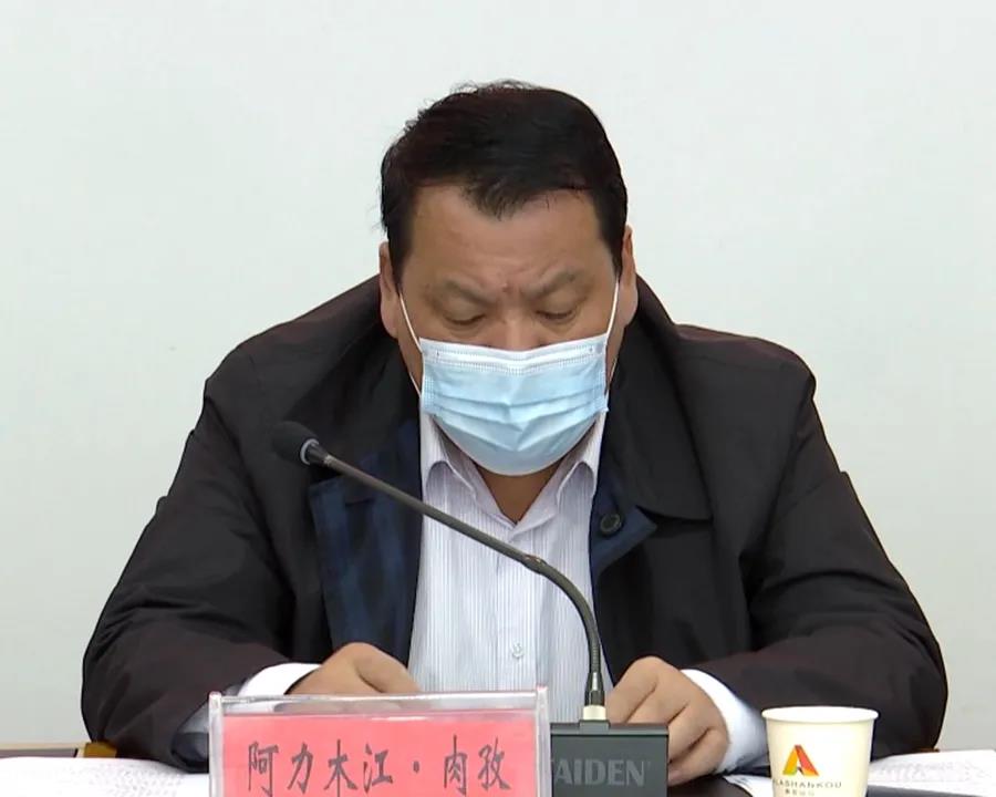 阿拉套街道党工委书记张吉亮出席会议,市党委副书记秦遵怀主持会议