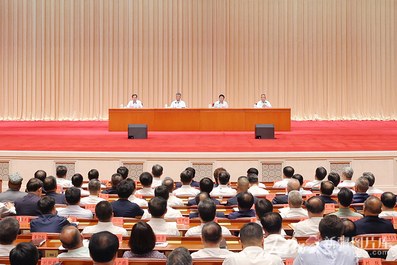 自治区召开领导干部会议 自治区召开领导干部会议