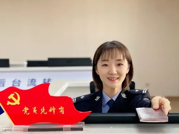 张晓姣阿拉山口风口国门迎风而立