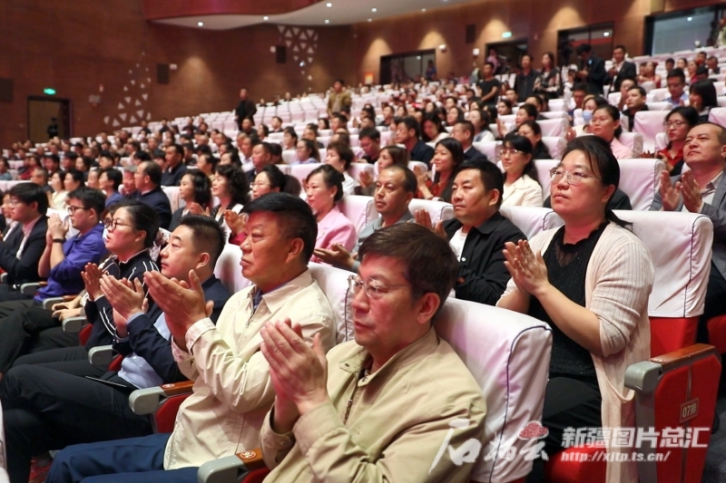 自治区直属机关庆祝中华人民共和国成立75周年暨铸牢中华民族共同体意识歌咏活动拉开帷幕 自治区直属机关庆祝中华人民共和国成立75周年暨铸牢中华民族共同体意识歌咏活动拉开帷幕