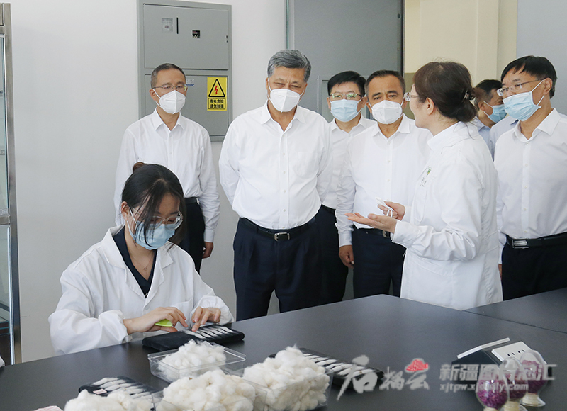 马兴瑞艾尔肯·吐尼亚孜教师节前夕看望慰问各族教师,向全区广大教师和教育工作者致以节日祝贺和诚挚问候 马兴瑞艾尔肯·吐尼亚孜教师节前夕看望慰问各族教师,向全区广大教师和教育工作者致以节日祝贺和诚挚问候
