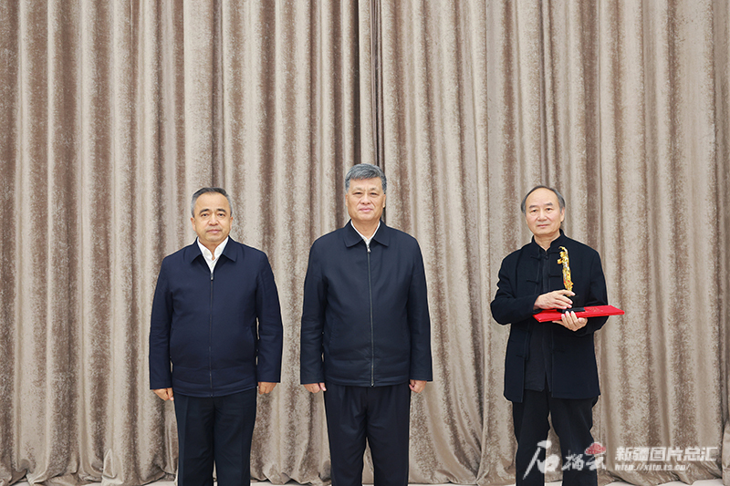 马兴瑞艾尔肯·吐尼亚孜会见新疆文艺界代表 为刘亮程颁发“天山文艺奖·杰出贡献奖” 马兴瑞艾尔肯·吐尼亚孜会见新疆文艺界代表 为刘亮程颁发“天山文艺奖·杰出贡献奖”