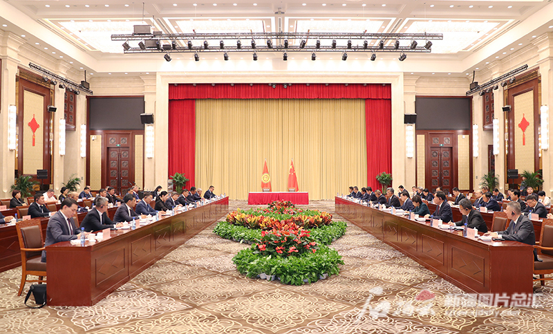 马兴瑞艾尔肯·吐尼亚孜会见吉尔吉斯斯坦总理阿·扎帕罗夫 马兴瑞艾尔肯·吐尼亚孜会见吉尔吉斯斯坦总理阿·扎帕罗夫