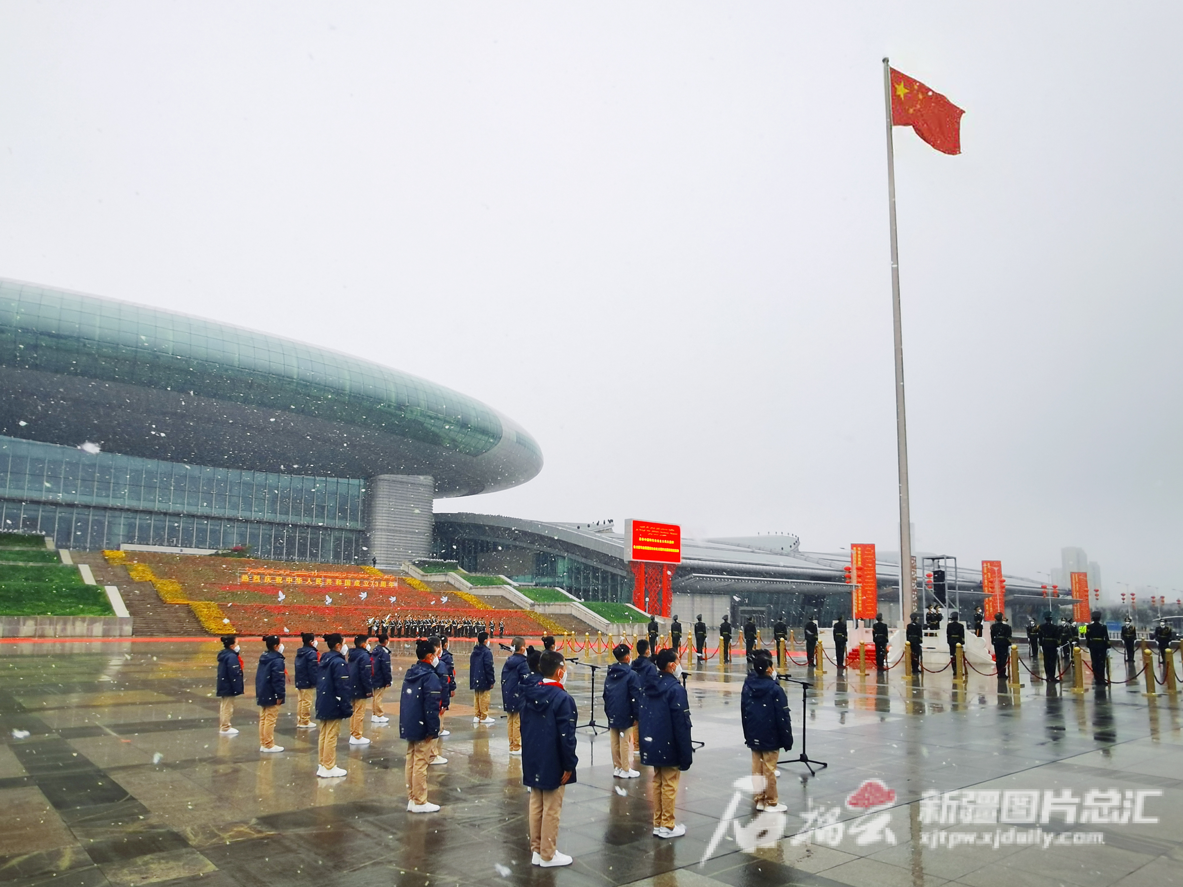 庆祝中华人民共和国成立73周年 自治区隆重举行升国旗仪式 庆祝中华人民共和国成立73周年 自治区隆重举行升国旗仪式